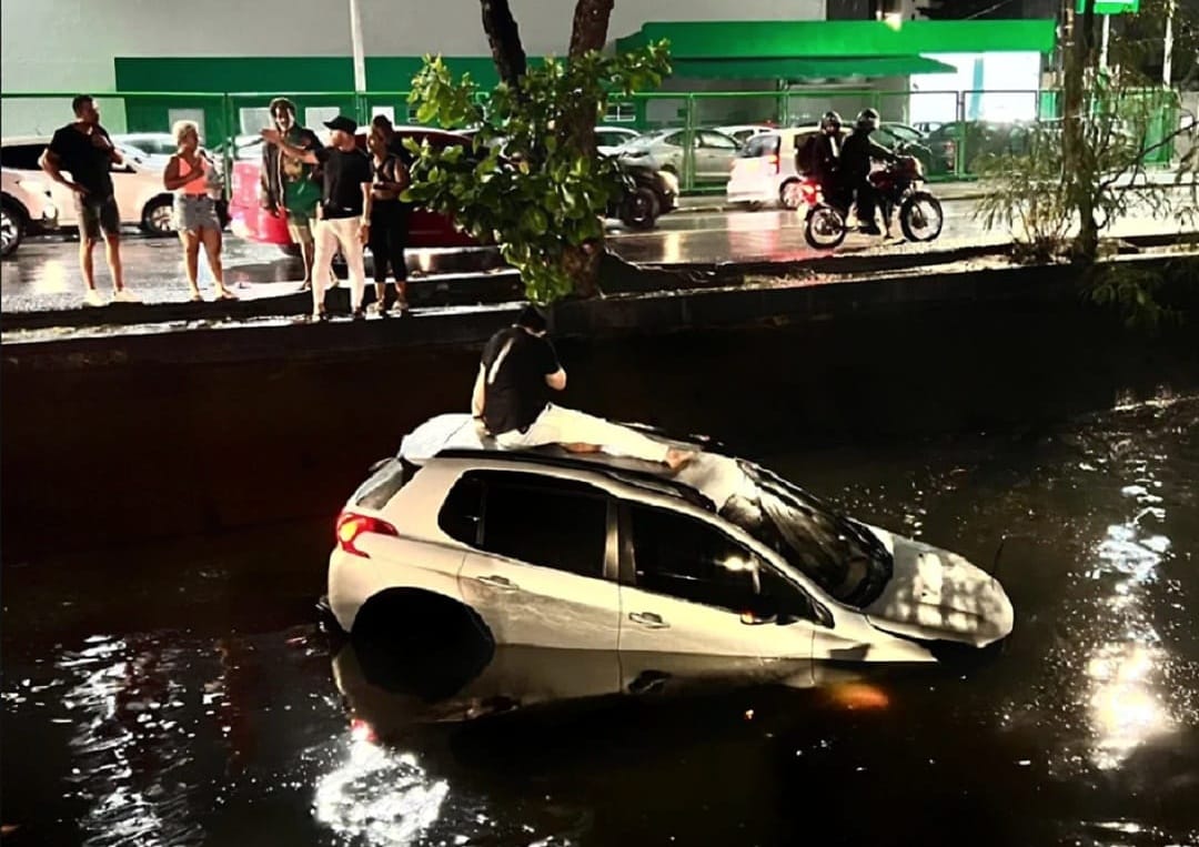 Motorista perde o controle e carro cai dentro de canal