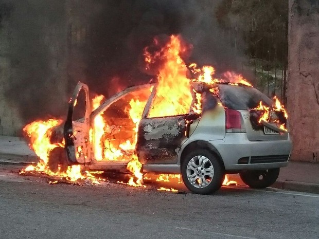 Homem escapa de carro em chamas, pula em córrego e é salvo