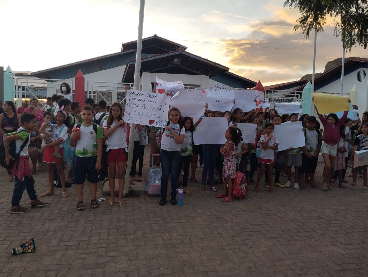 Pais e alunos de ST protestam contra saída de gestora