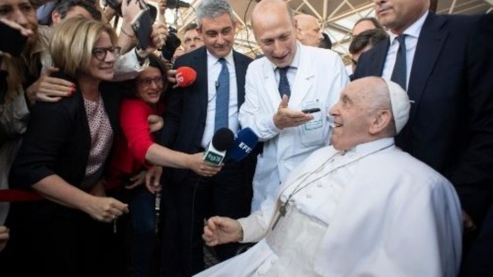Papa Francisco brinca com jornalistas ao deixar hospital