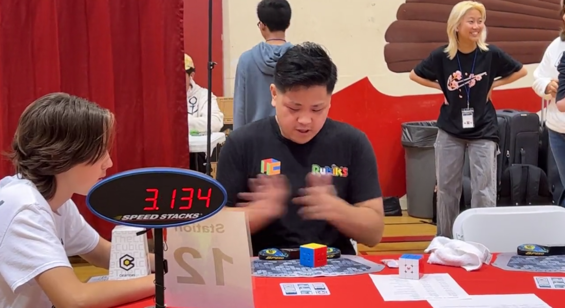 Jovem autista resolve cubo mágico em 3 segundos e bate recorde