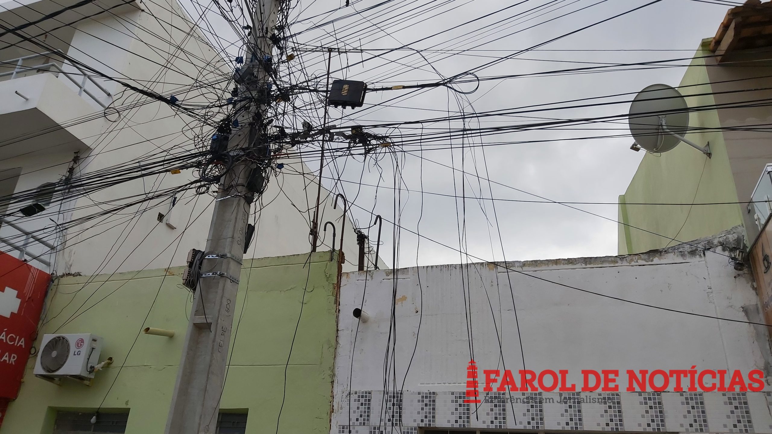 Leitores alertam para risco em poste de ST