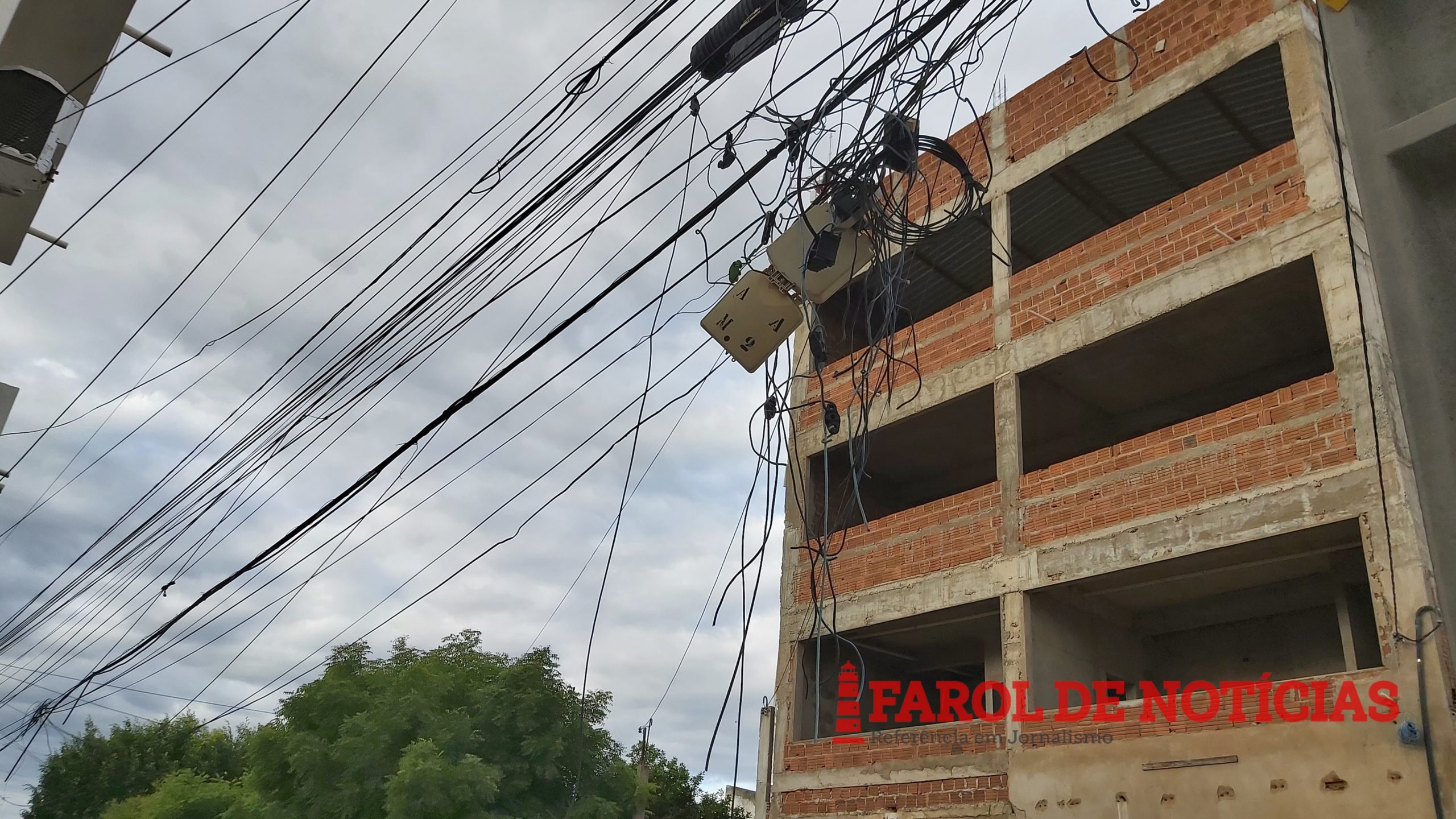 Leitores alertam para risco em poste de ST