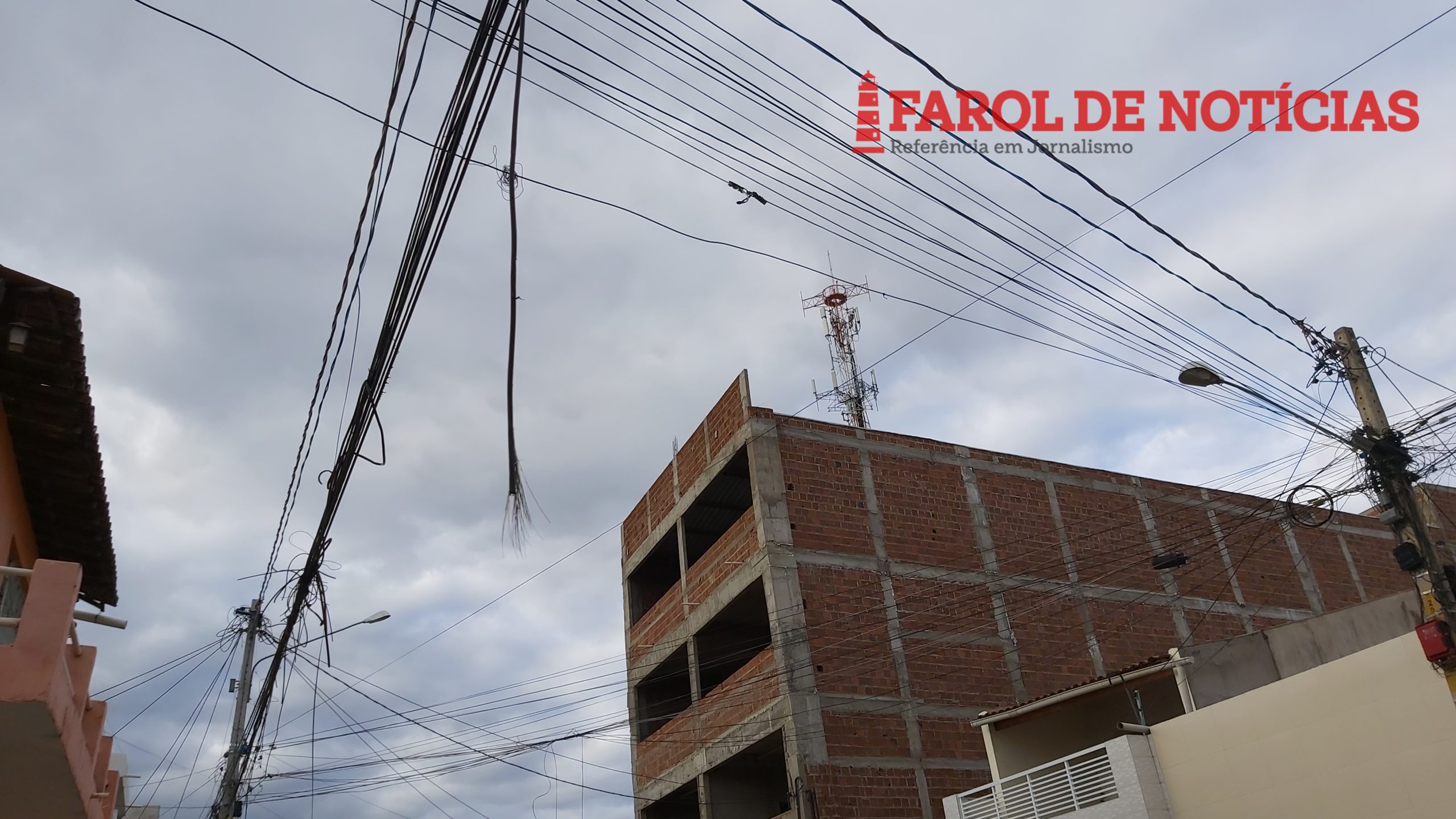 Leitores alertam para risco em poste de ST
