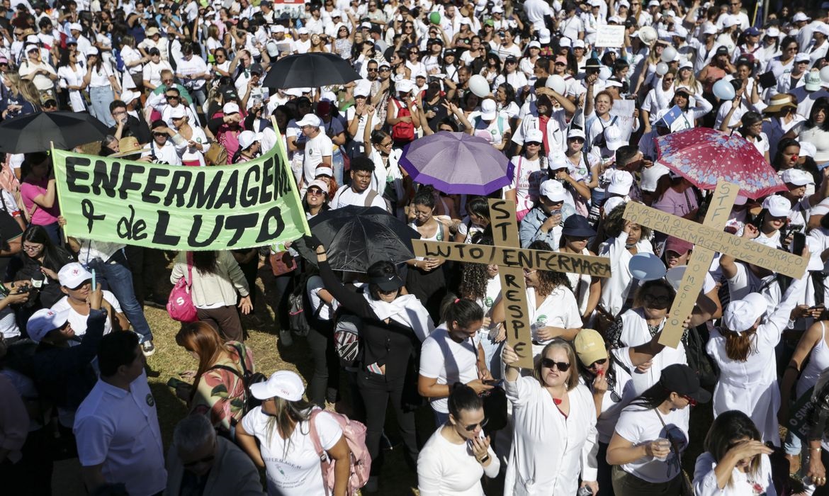Enfermeiros protestam na Esplanada por pagamento do piso salarial