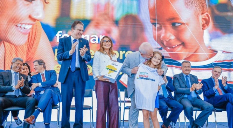 MEC anuncia R$ 2 bilhões para combater analfabetismo
