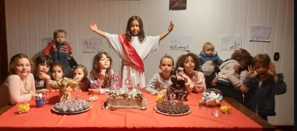 Menina faz sucesso com festa de aniversário com tema Jesus
