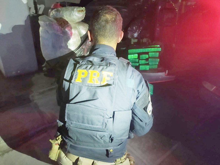 PRF detém dupla com 179 KG de maconha no Sertão