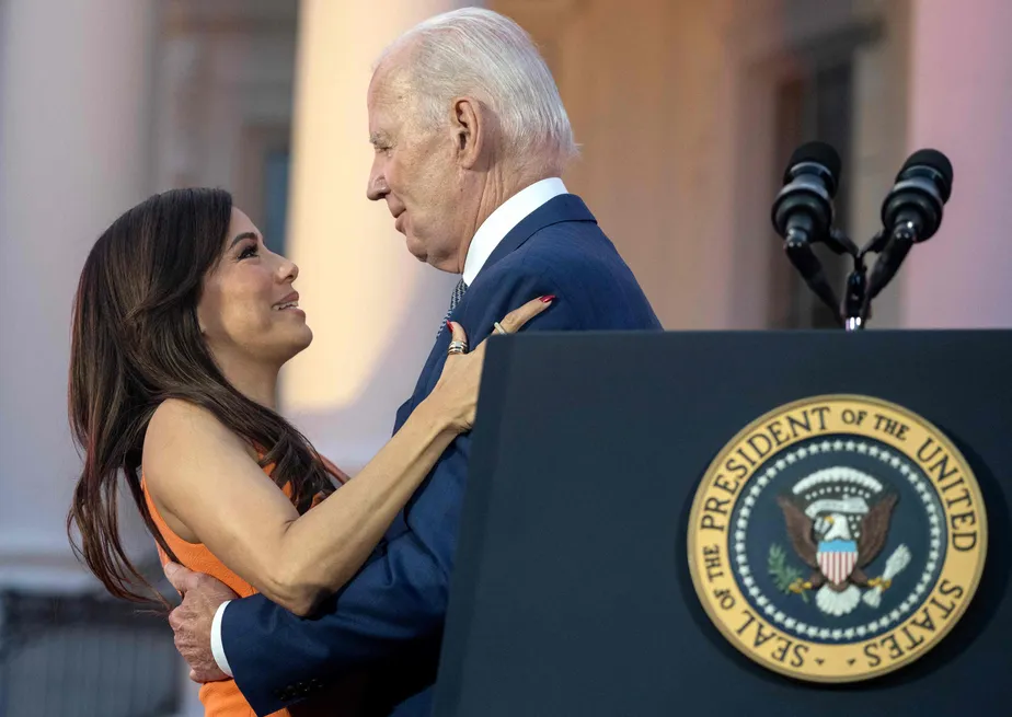 Internautas apontam "mão boba" de Joe Biden em abraço em Eva Longoria