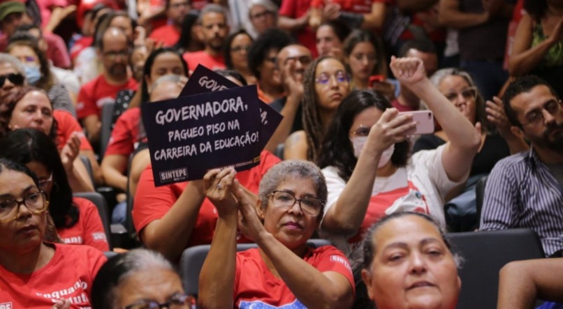 Professores decretam greve em Pernambuco