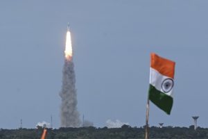 Índia lança foguete para tentar pousar veículo de exploração