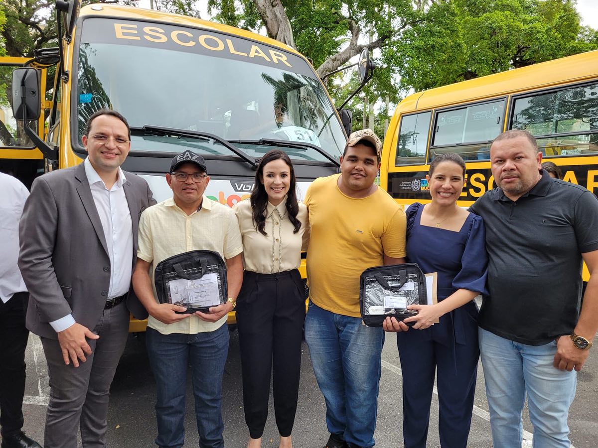 Márcia recebe ônibus de Raquel Lyra e diz que educação é prioridade
