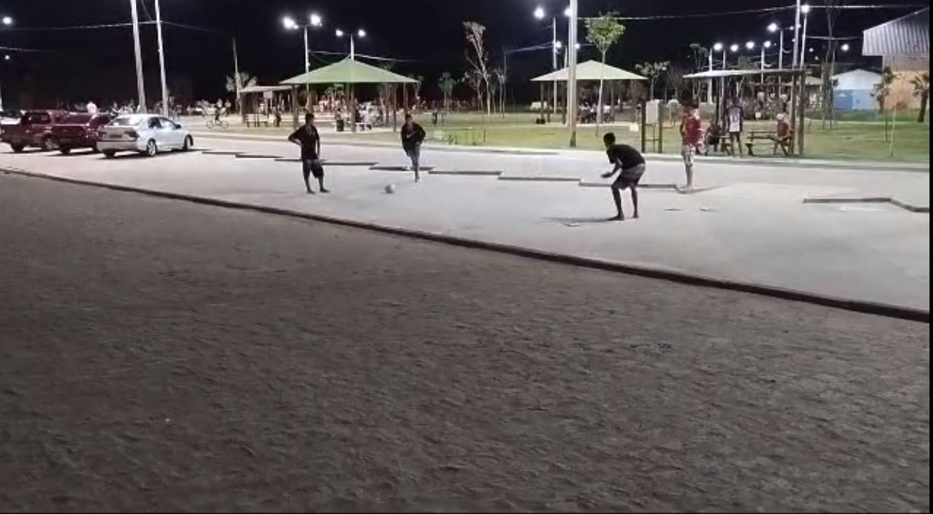 Morador reclama de futebol no estacionamento