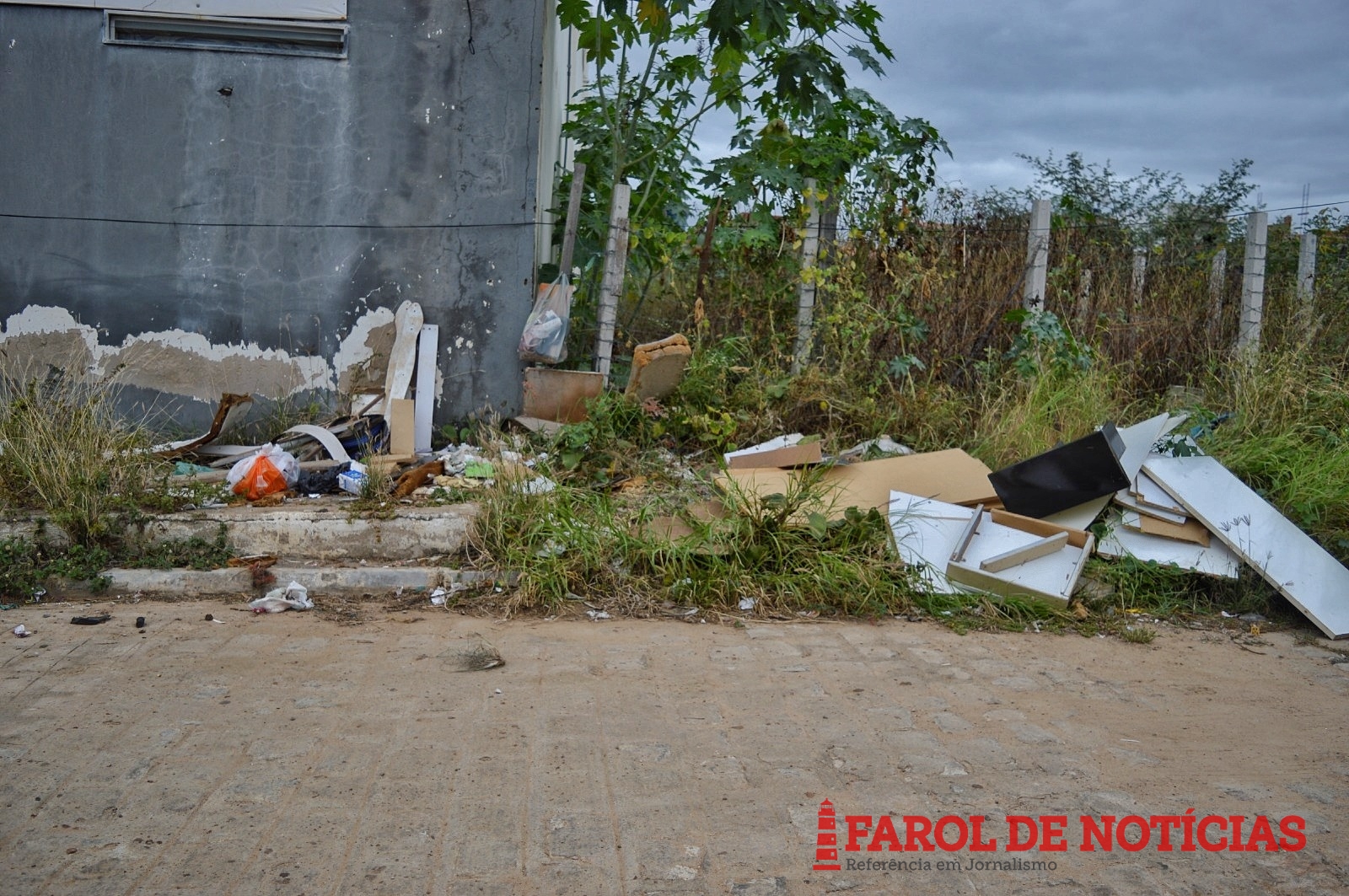 Com ruas esburacadas, moradores vivem no bairro dos 'esquecidos'
