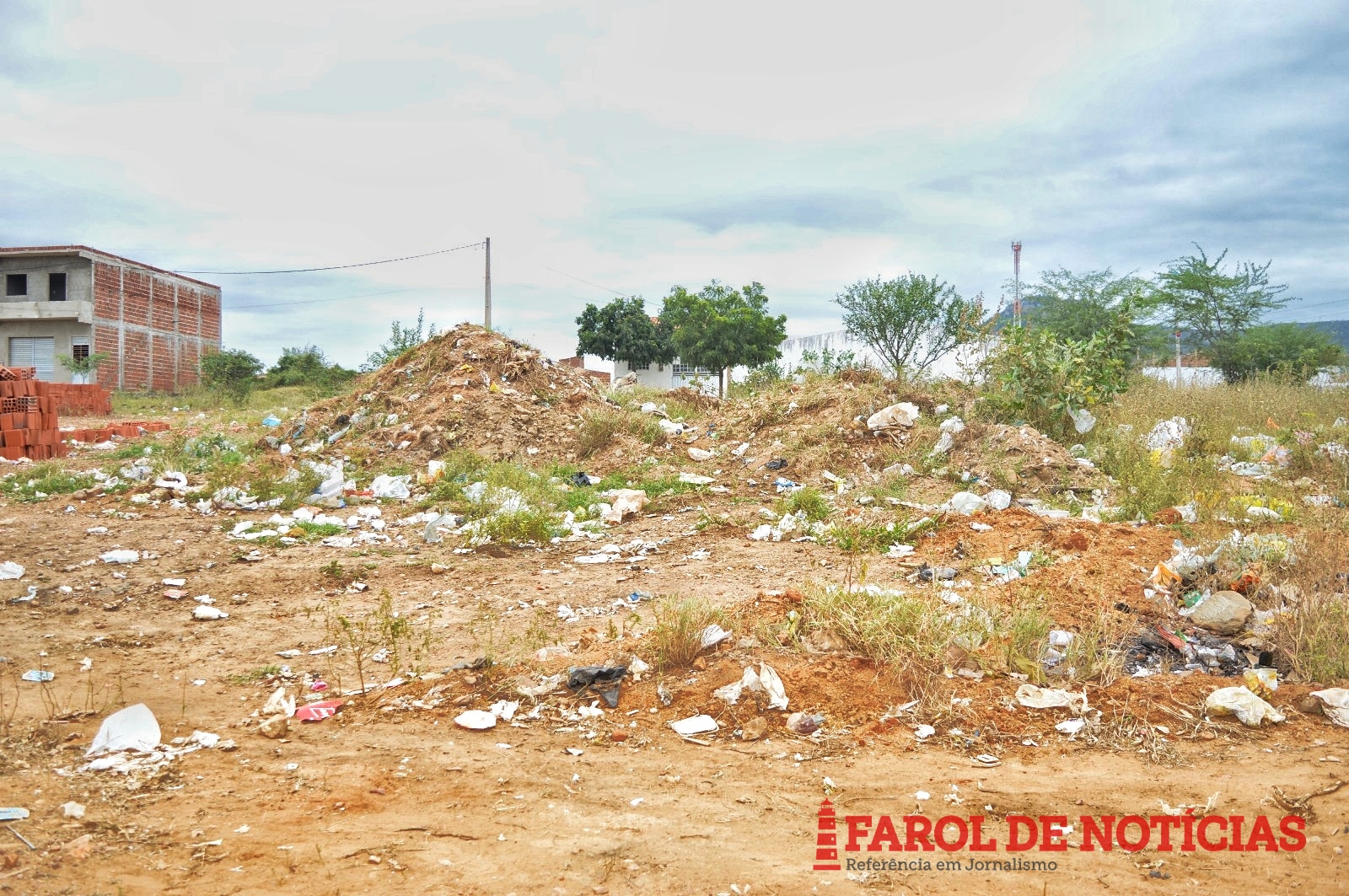 Com ruas esburacadas, moradores vivem no bairro dos 'esquecidos'
