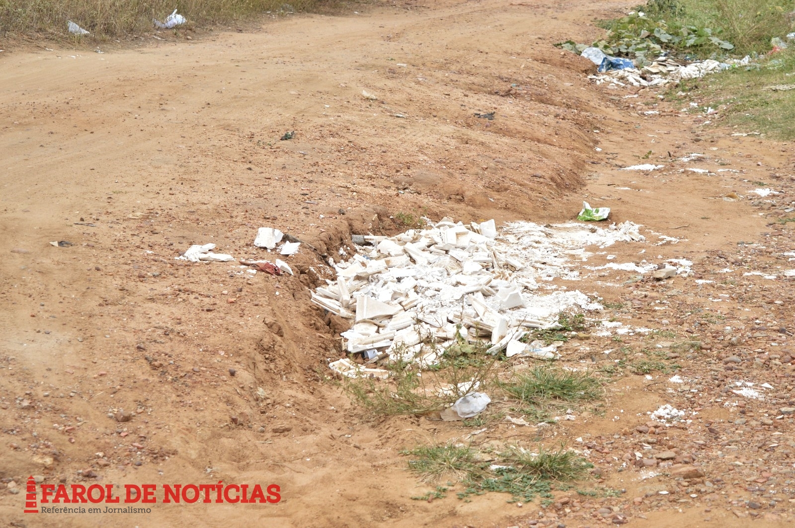 Com ruas esburacadas, moradores vivem no bairro dos 'esquecidos'
