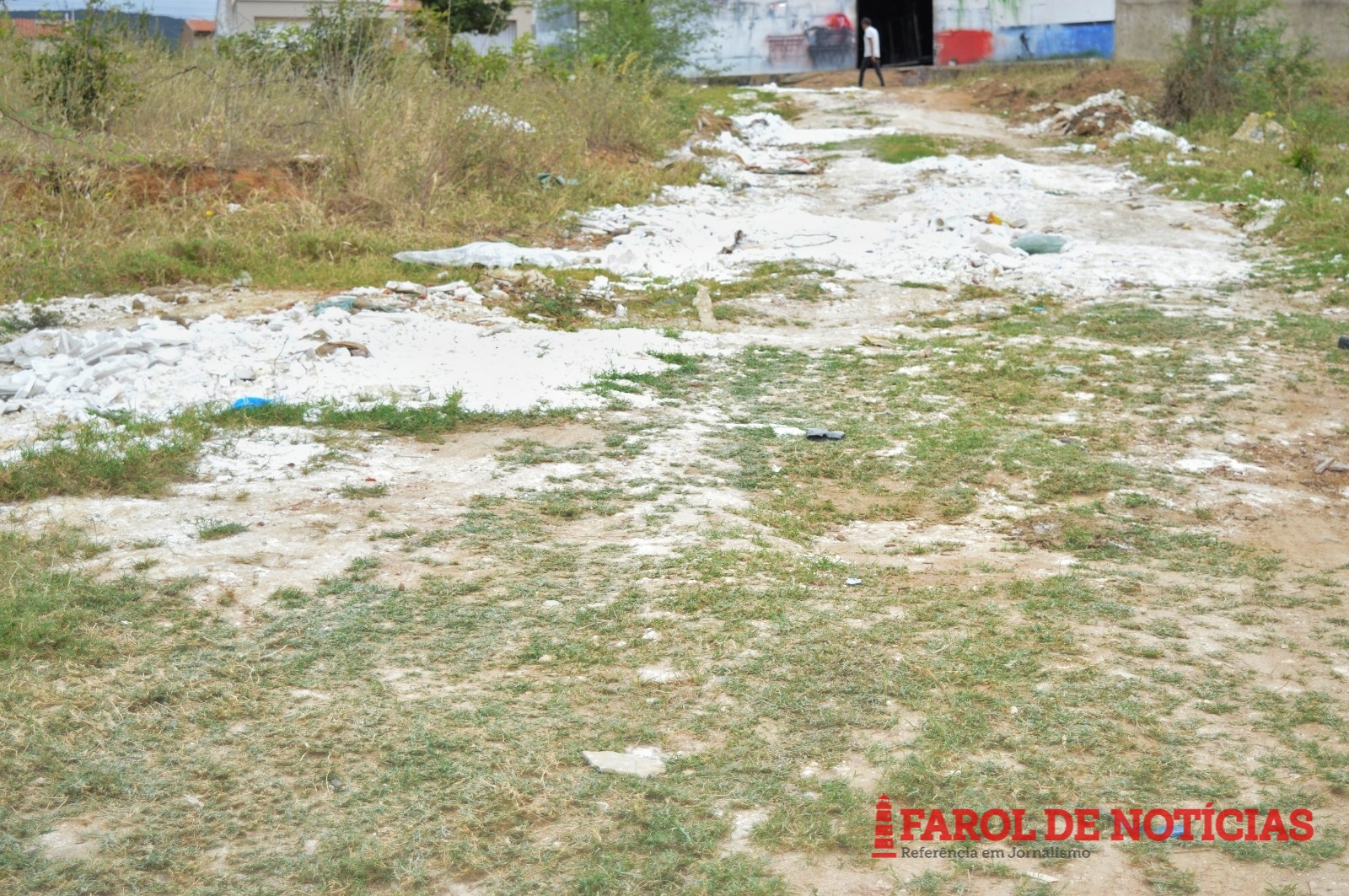 Com ruas esburacadas, moradores vivem no bairro dos 'esquecidos'