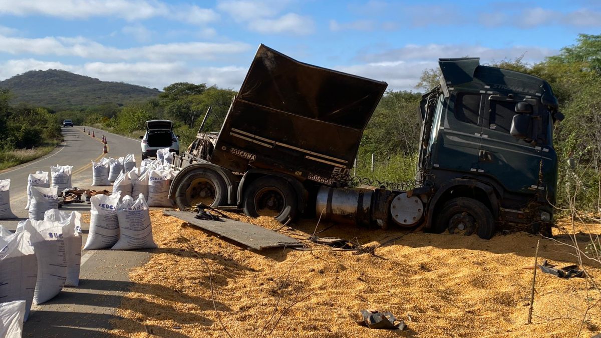 Carreta com milho tomba em rodovia próximo a Serra Talhada