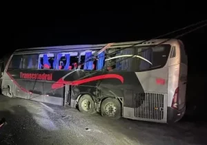 Ônibus para Afogados da Ingazeira sofre acidente