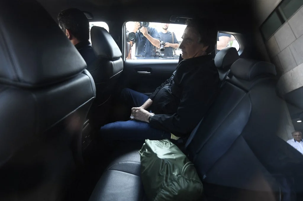 Bolsonaro chega à Polícia Federal para prestar depoimento