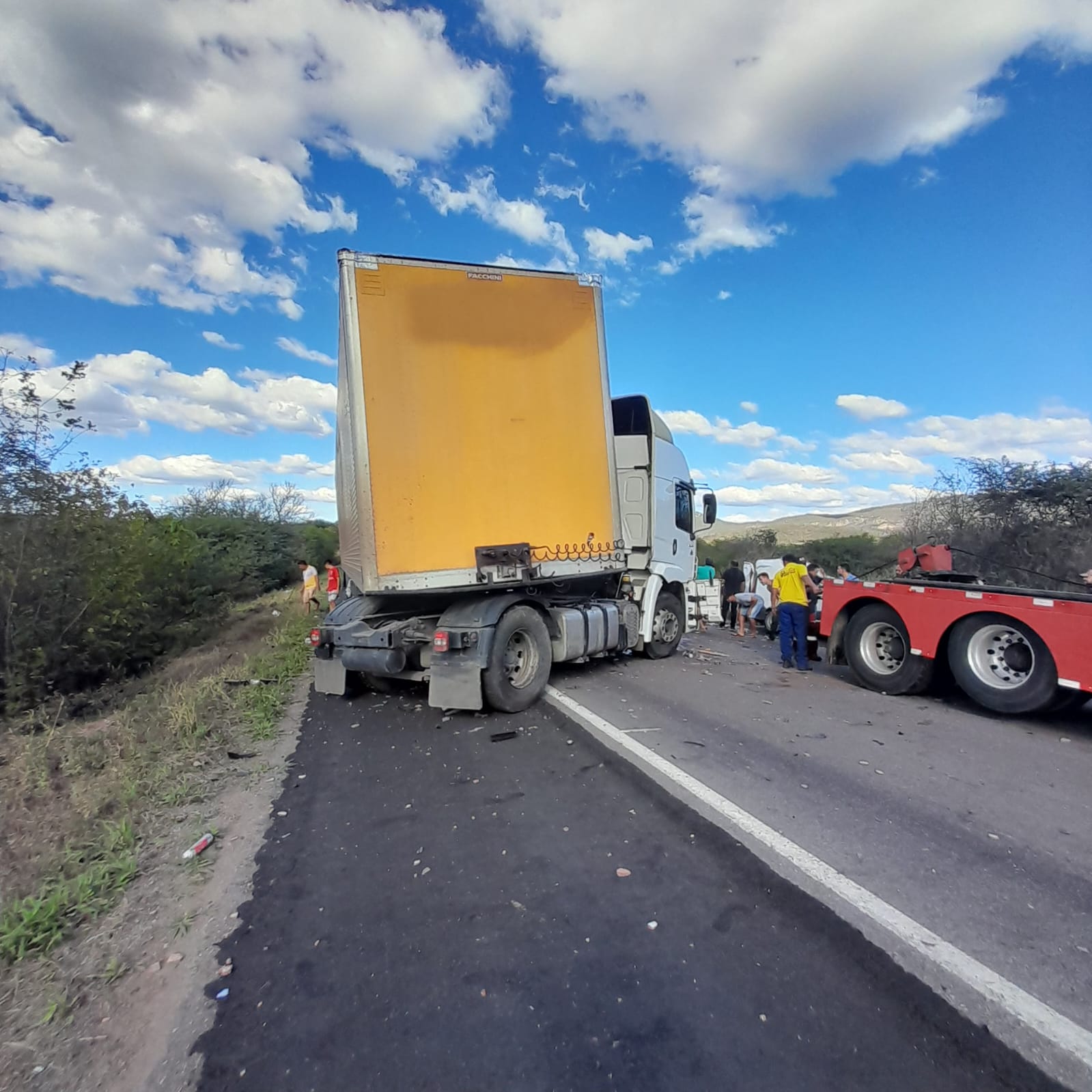 Colisão entre moto e caminhão em Serra Talhada deixa mulher ferida 1 Colisão entre moto e caminhão em Serra Talhada deixa mulher ferida
