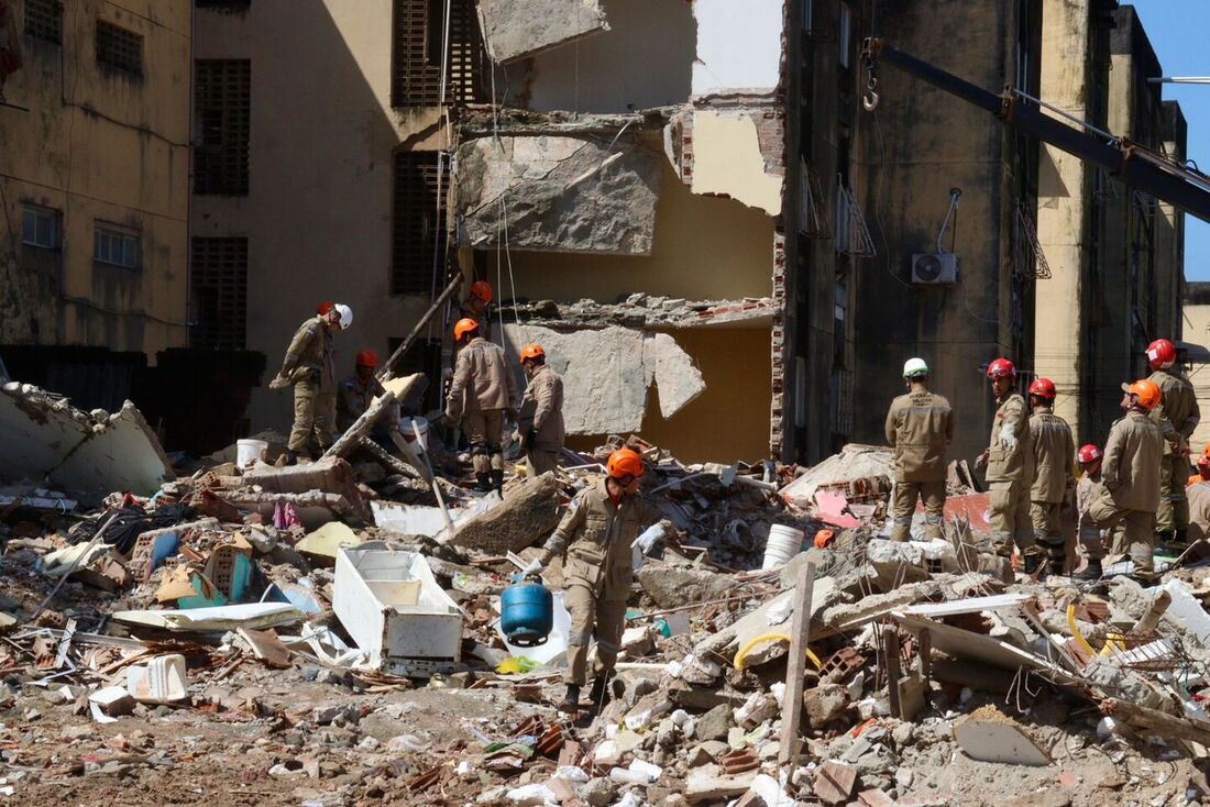Bombeiros encontram mais três corpos nos escombros