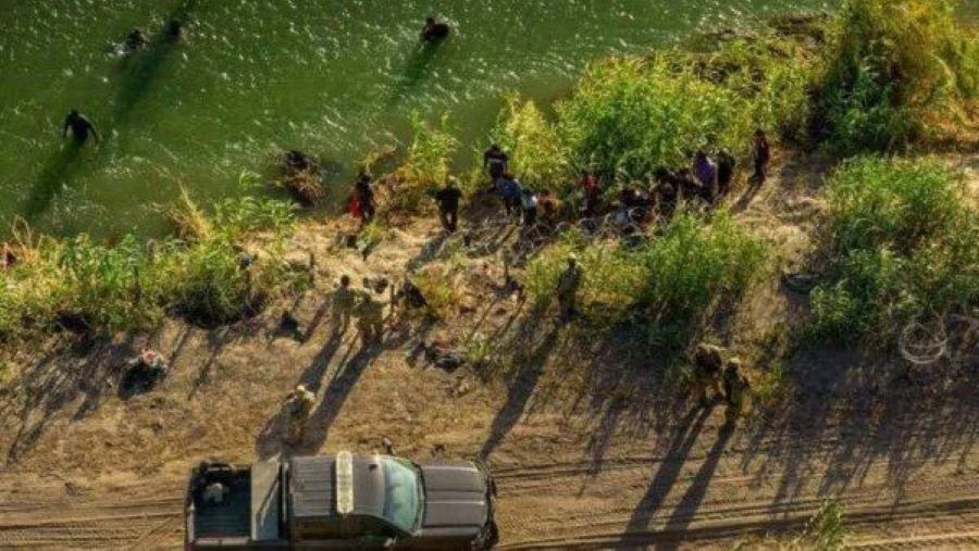 Agentes são orientados a empurrar crianças imigrantes para dentro de rio