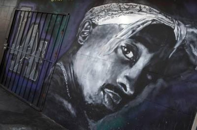 Polícia faz buscas em residência por caso de assassinato de Tupac