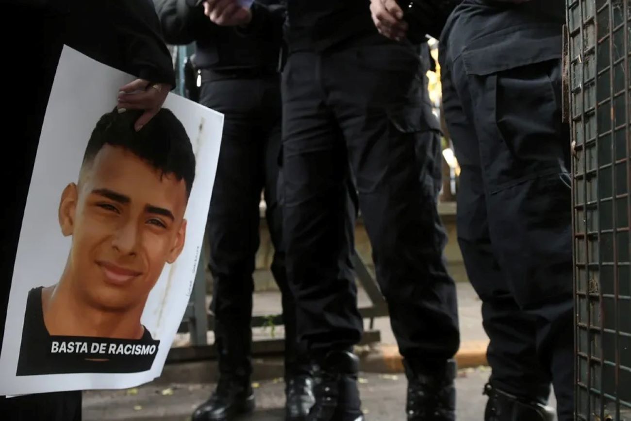 Argentina condena policiais a prisão perpétua por matar adolescente negro
