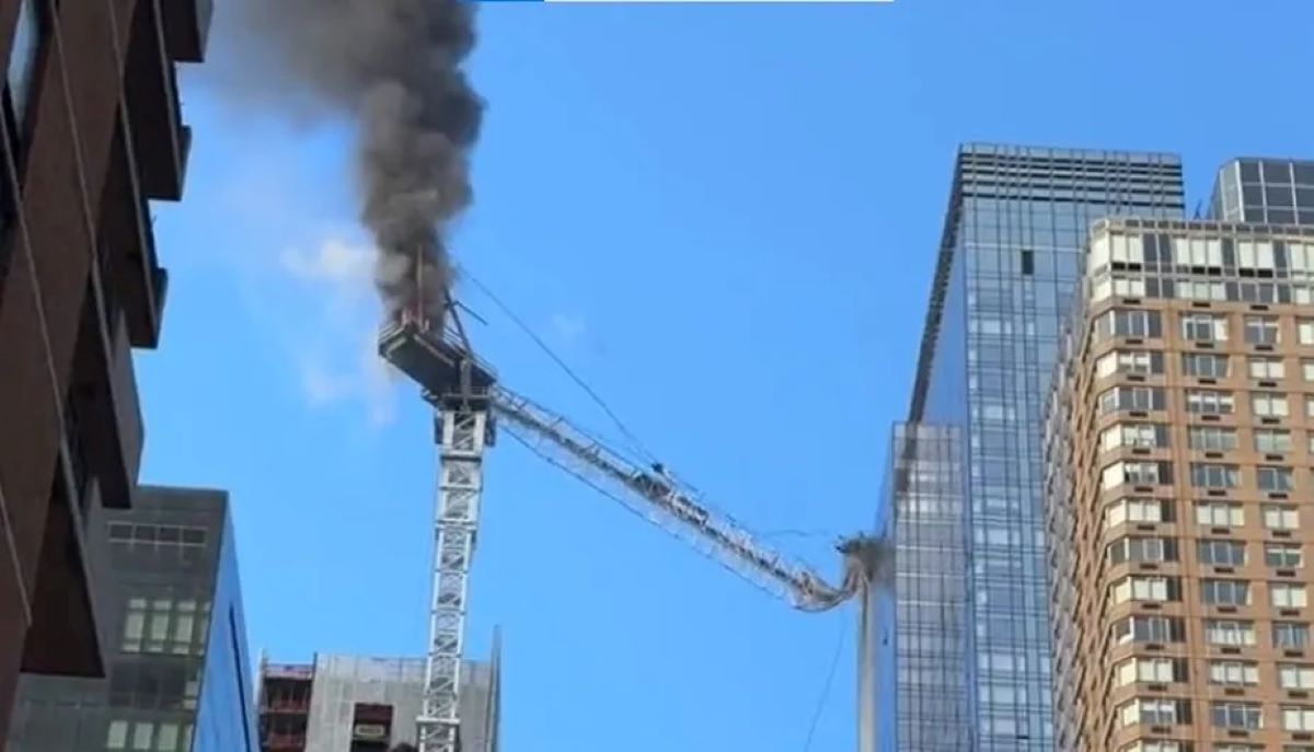 Guindaste pega fogo e desaba sobre prédios em Nova York