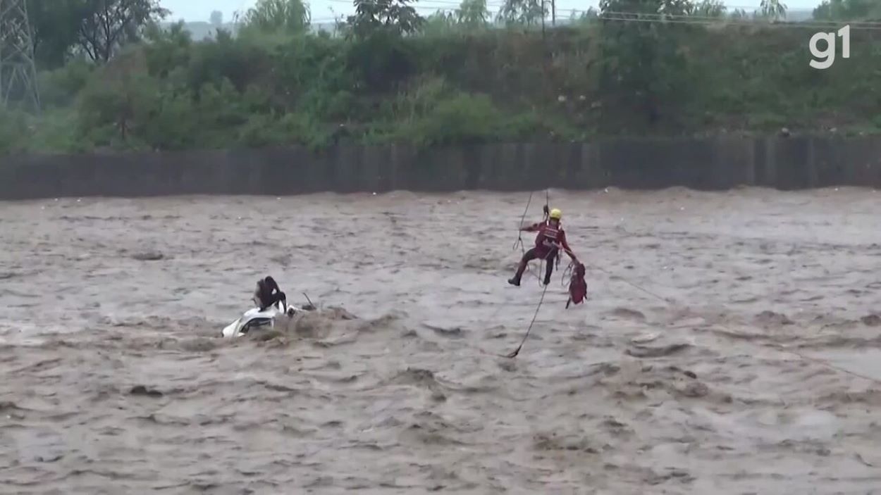 Vídeo: bombeiros salvam homem preso em carro durante enchente na China