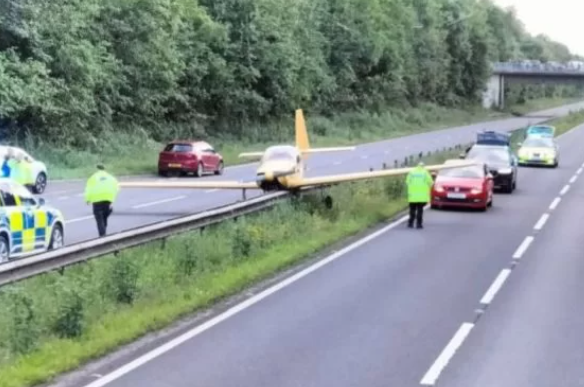 Avião faz pouso forçado em rodovia na Inglaterra depois de pane