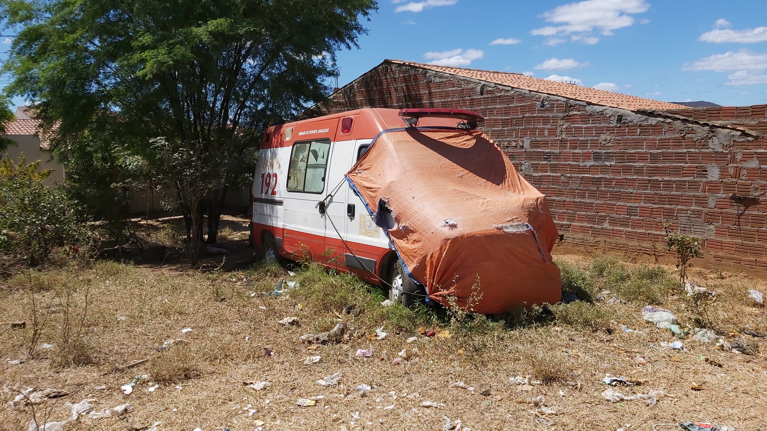 Após acidente, ambulância do Samu fica abandonada em ST