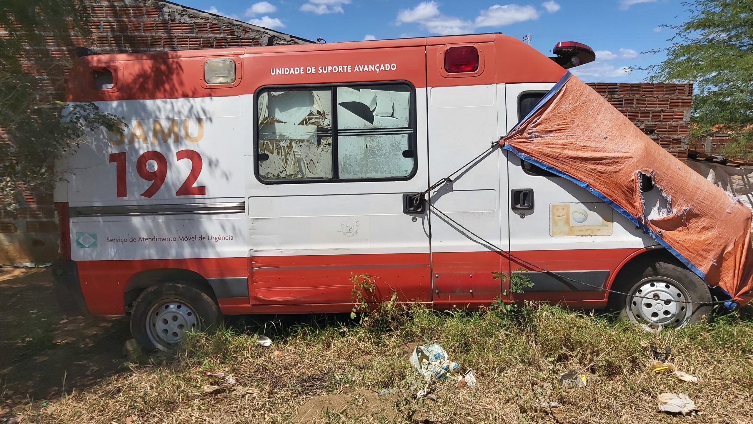 Após acidente, ambulância do Samu fica abandonada em ST