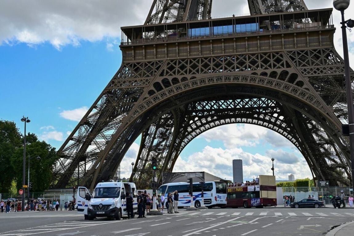 Homem é preso após pular de paraquedas na Torre Eiffel