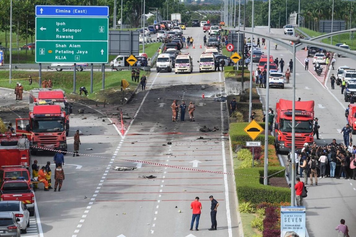 Avião cai em rua da Malásia e mata passageiros a bordo e motoristas em terra