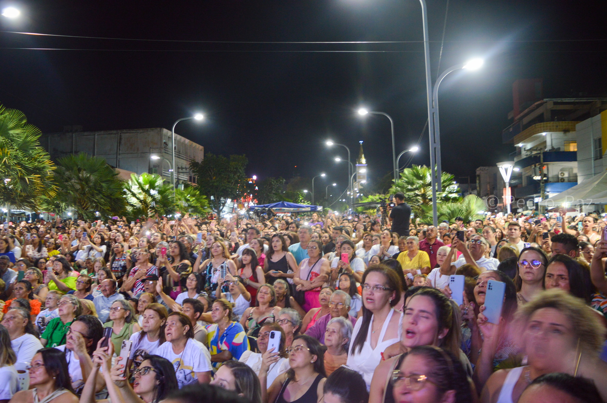 Show de Padre Fábio de Melo reúne fiéis de todos os cantos de PE