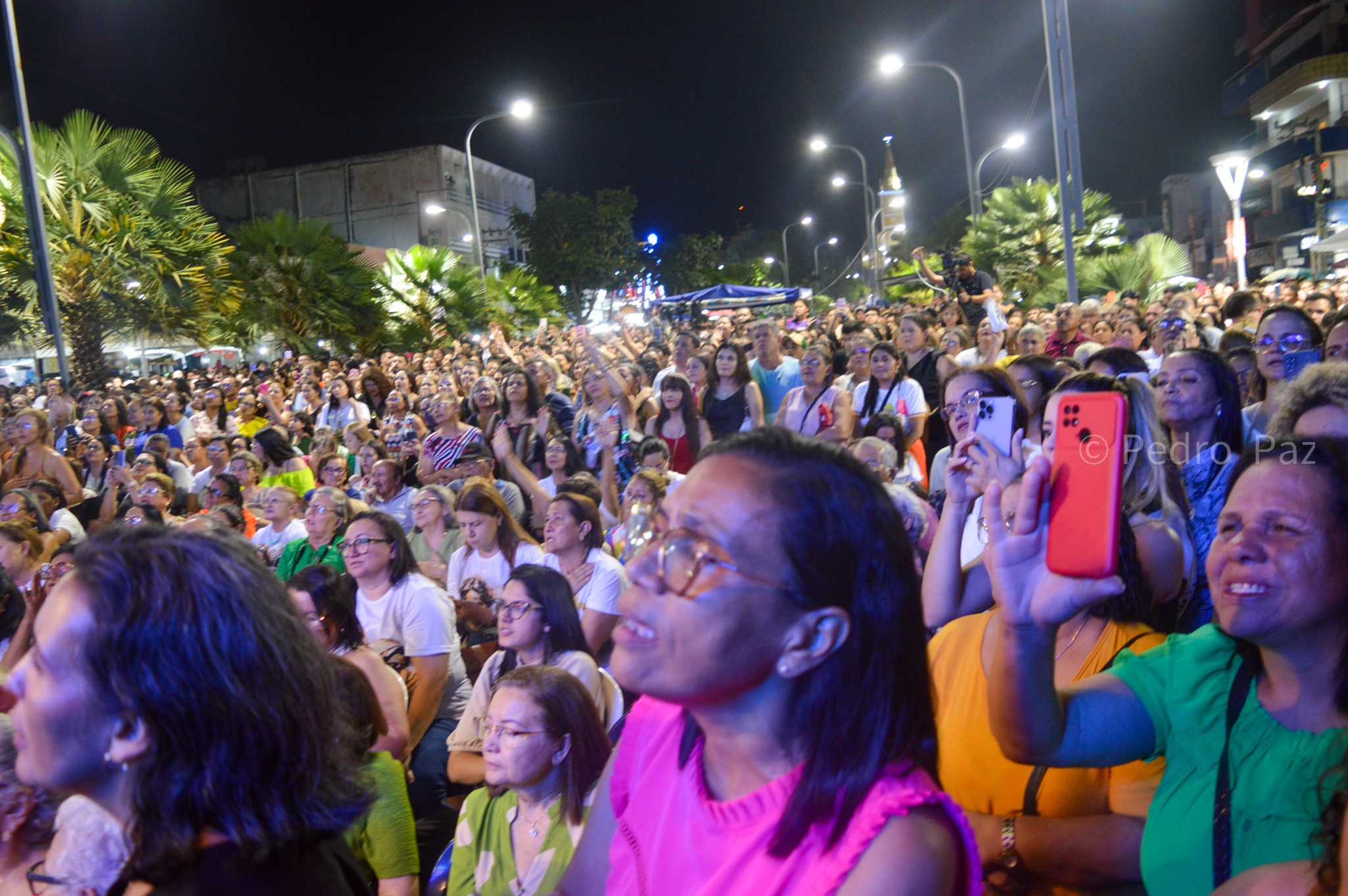 Show de Padre Fábio de Melo reúne fiéis de todos os cantos de PE