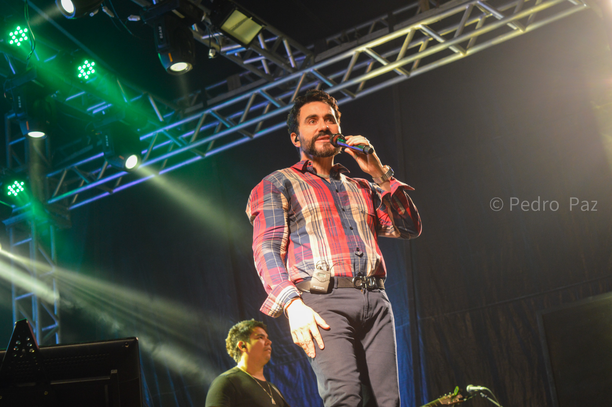 Show de Padre Fábio de Melo reúne fiéis de todos os cantos de PE