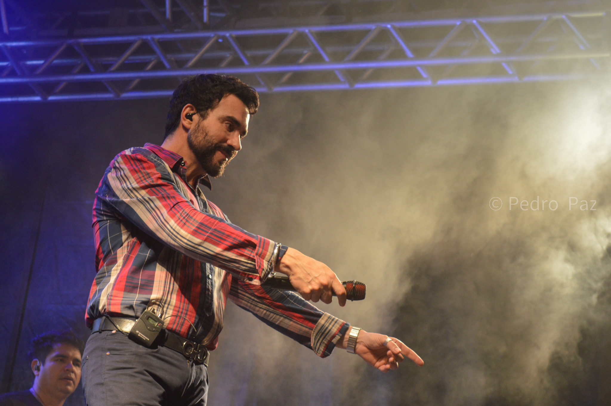 Show de Padre Fábio de Melo reúne fiéis de todos os cantos de PE