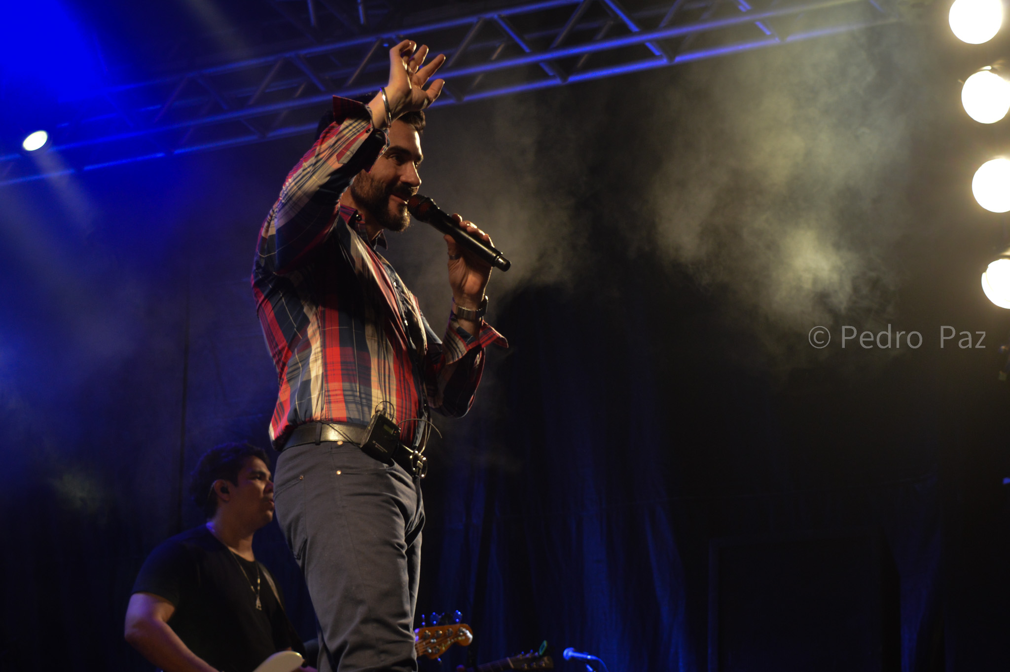 Show de Padre Fábio de Melo reúne fiéis de todos os cantos de PE