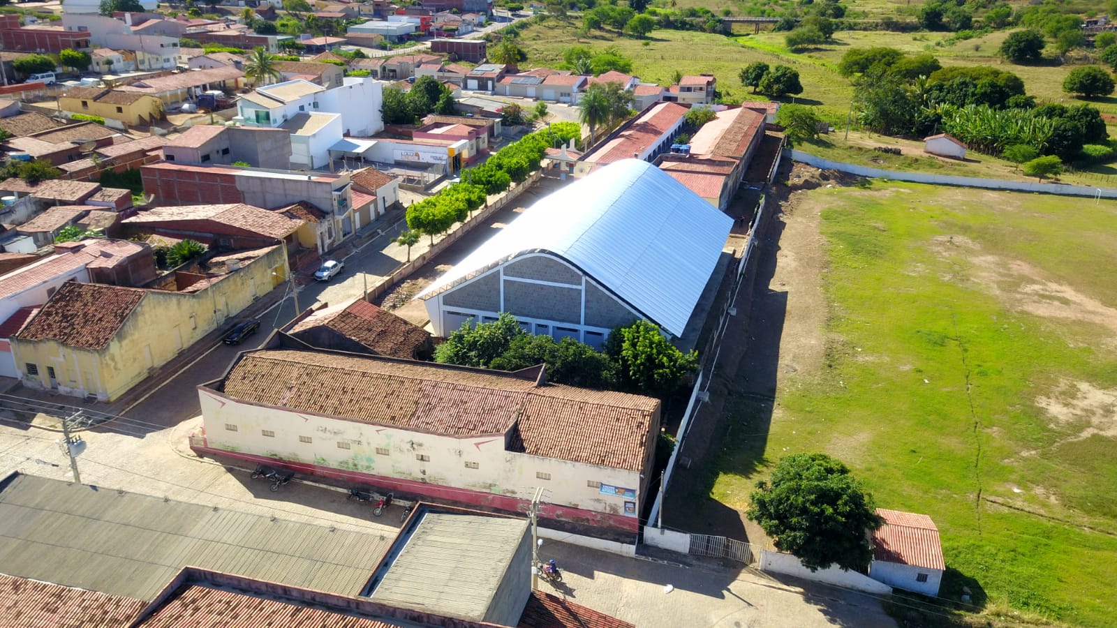 Joelson realiza visita a obra da quadra de areia pronta