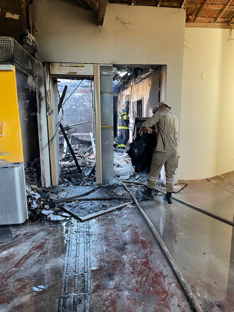 Fogo destrói agência do Banco do Brasil