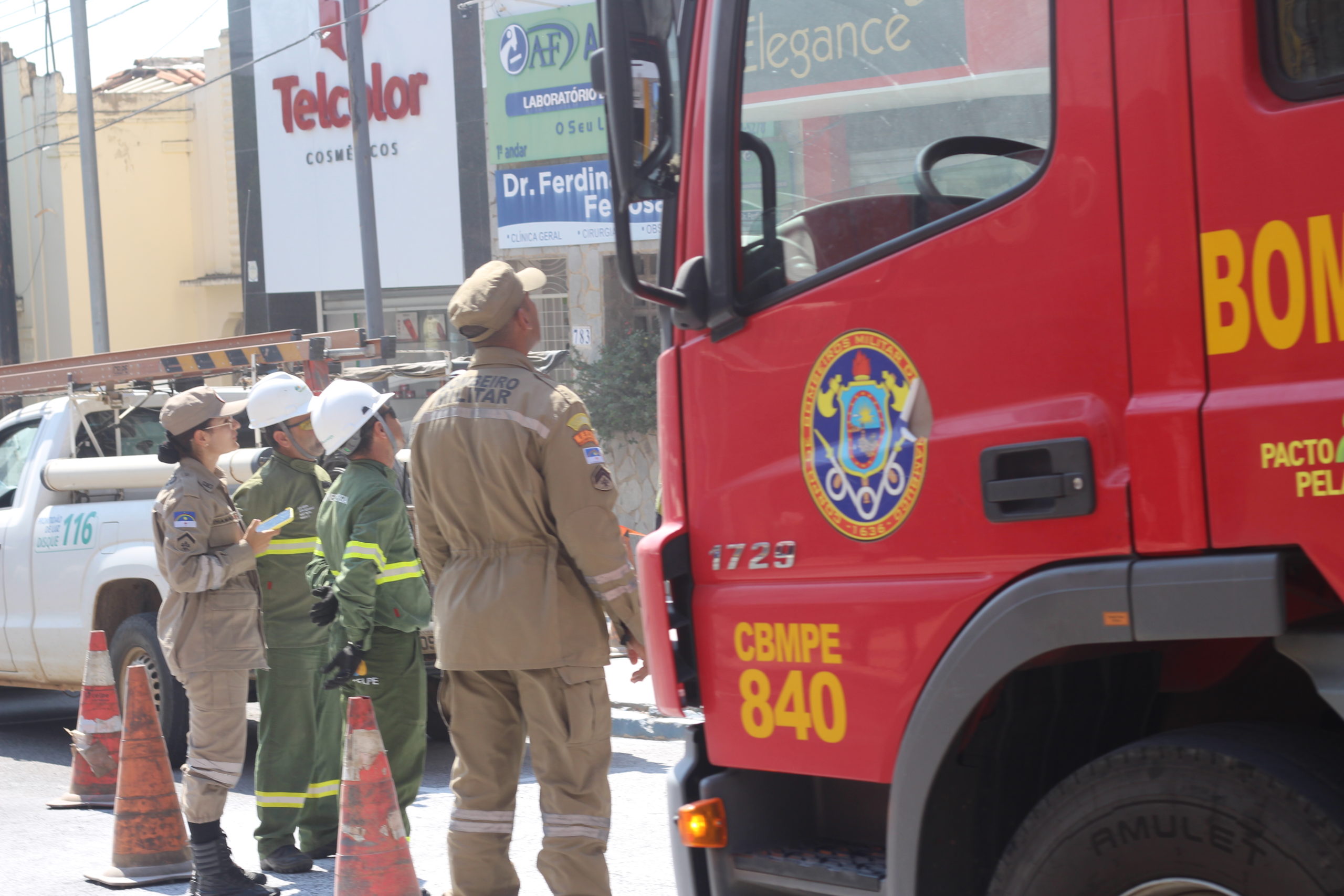 Fiação pega fogo e explode na Enock Ignácio em ST