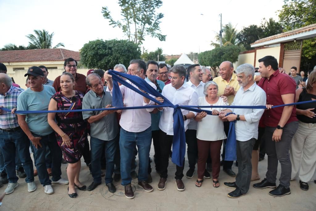 Prefeito Sandrinho inaugura pavimentação