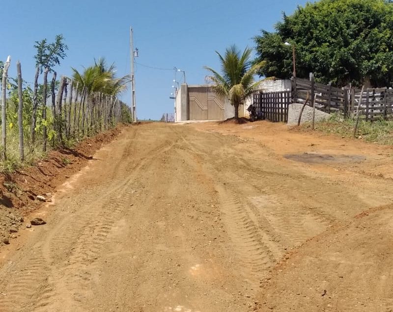 Irlando continua recuperando estradas rurais