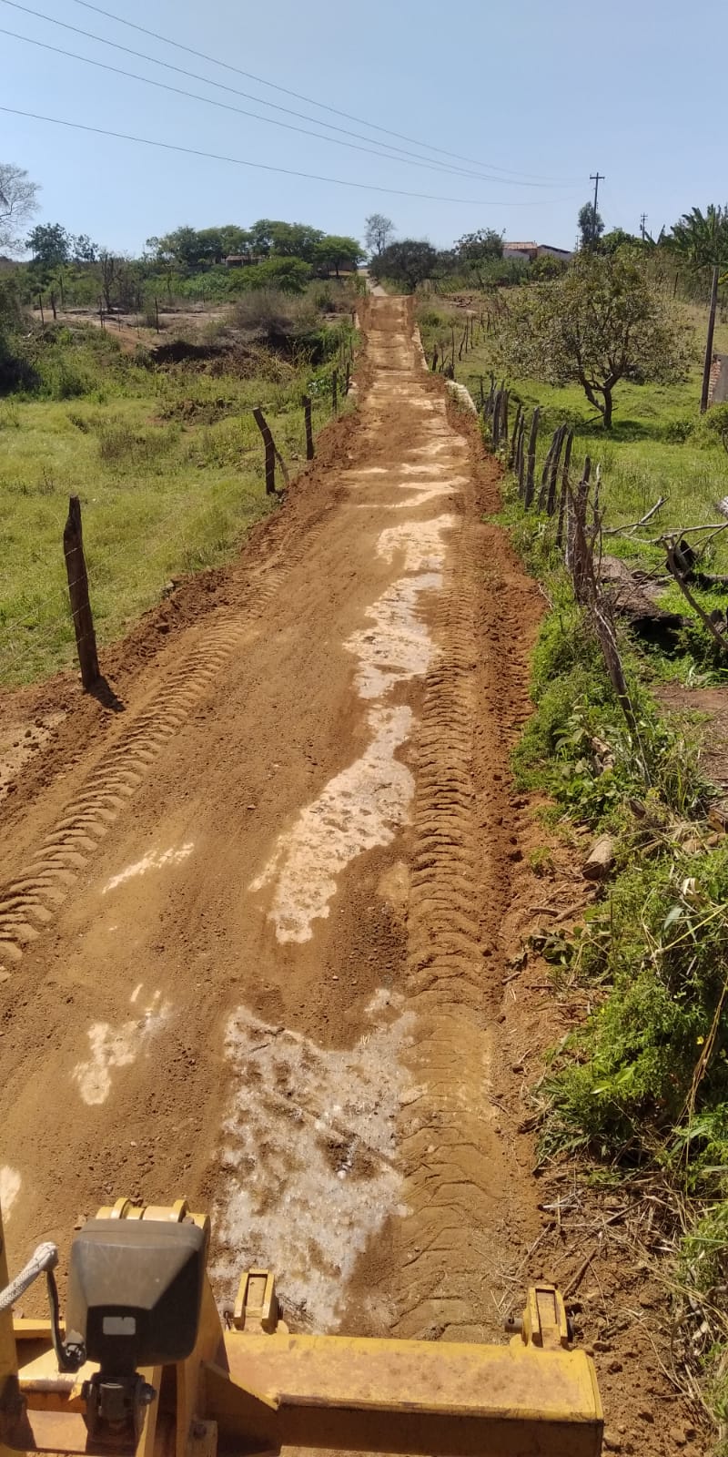 Irlando continua recuperando estradas rurais