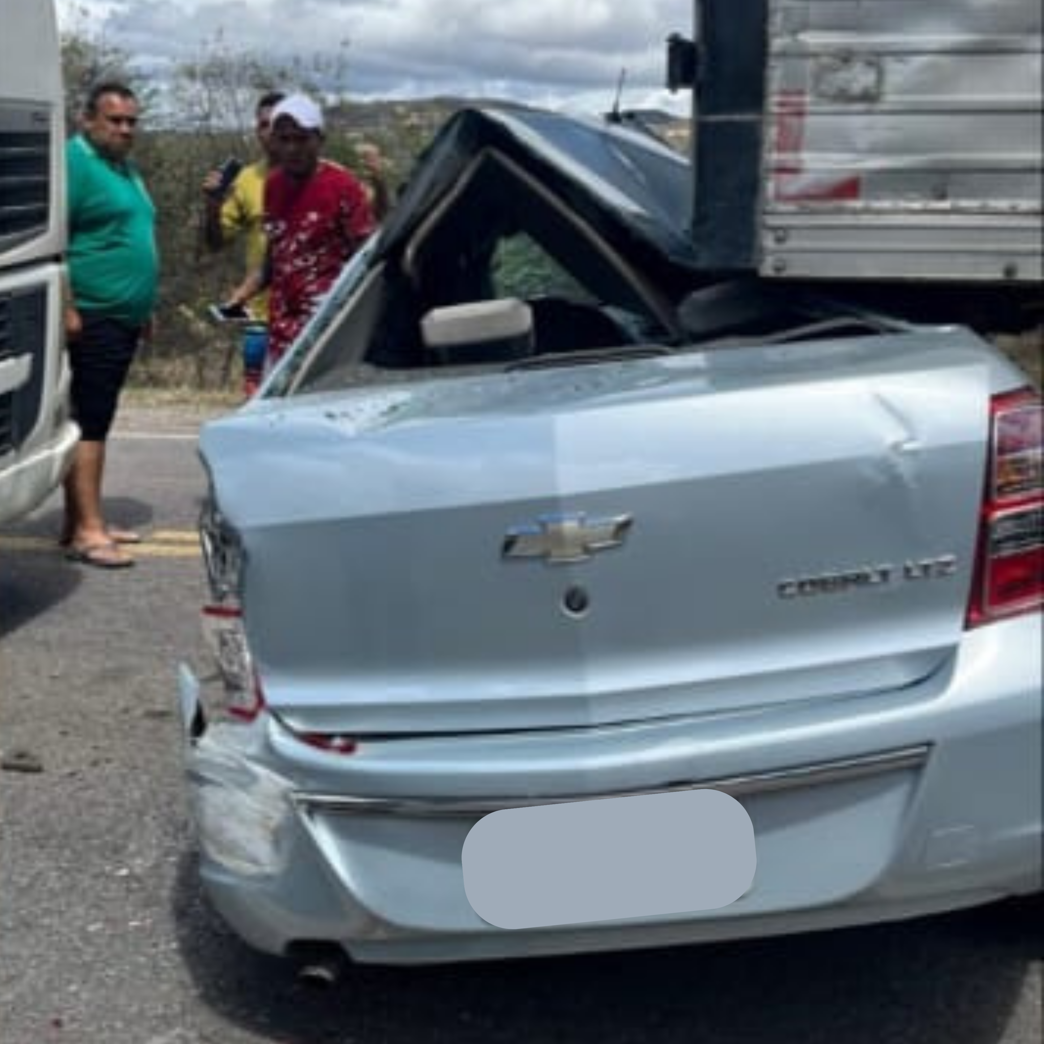 Serra-talhadense passa por milagre após carro esmagado
