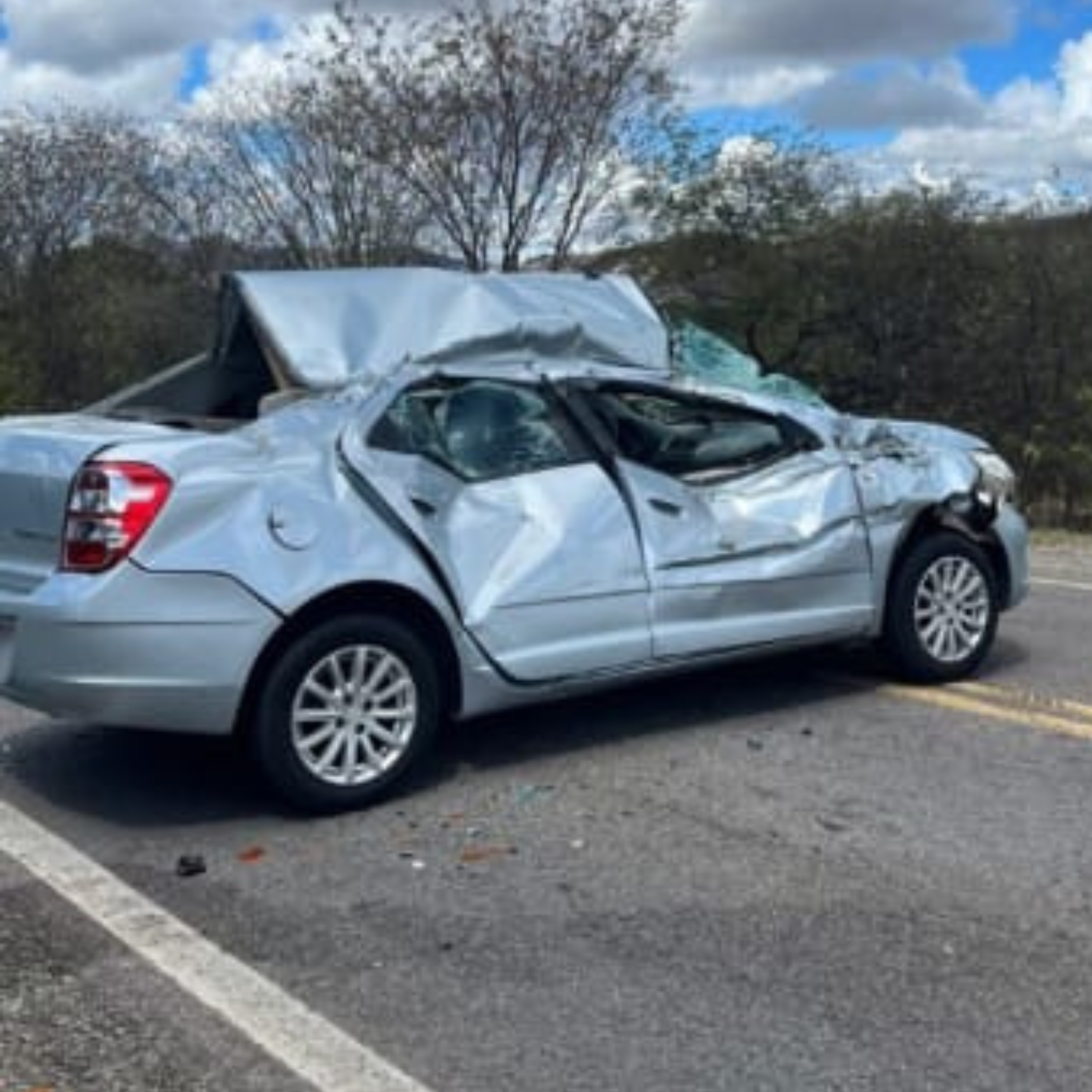 Serra-talhadense passa por milagre após carro esmagado
