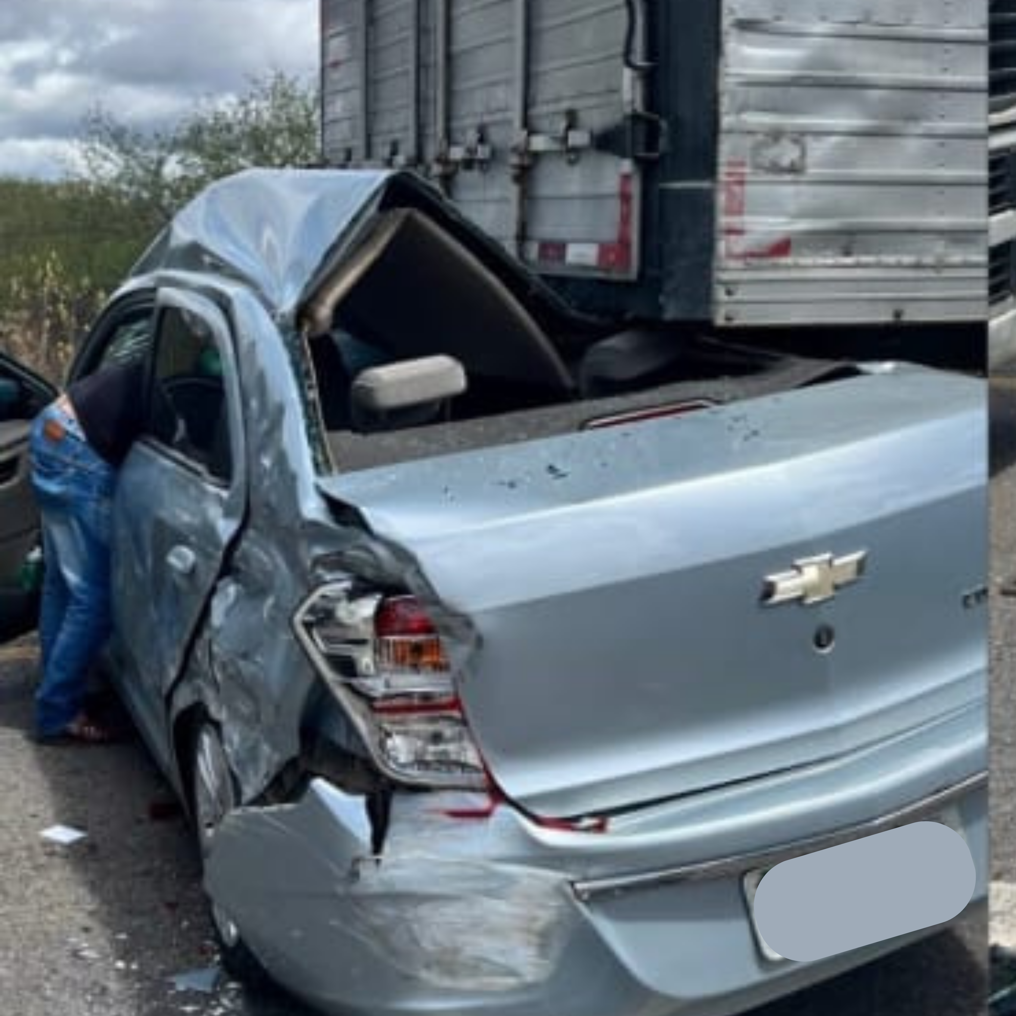 Serra-talhadense passa por milagre após carro esmagado